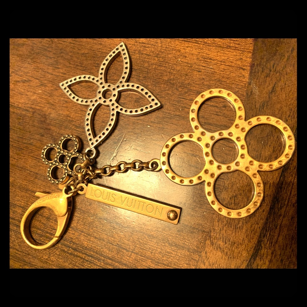 Louis Vuitton Gold Clip on bag decorative jewels